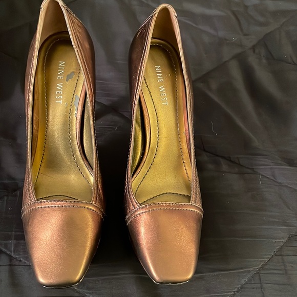🔥Sale🔥Beautiful bronze 4” heel pump with a polished wooden platform & heel.EUC - Picture 1 of 6